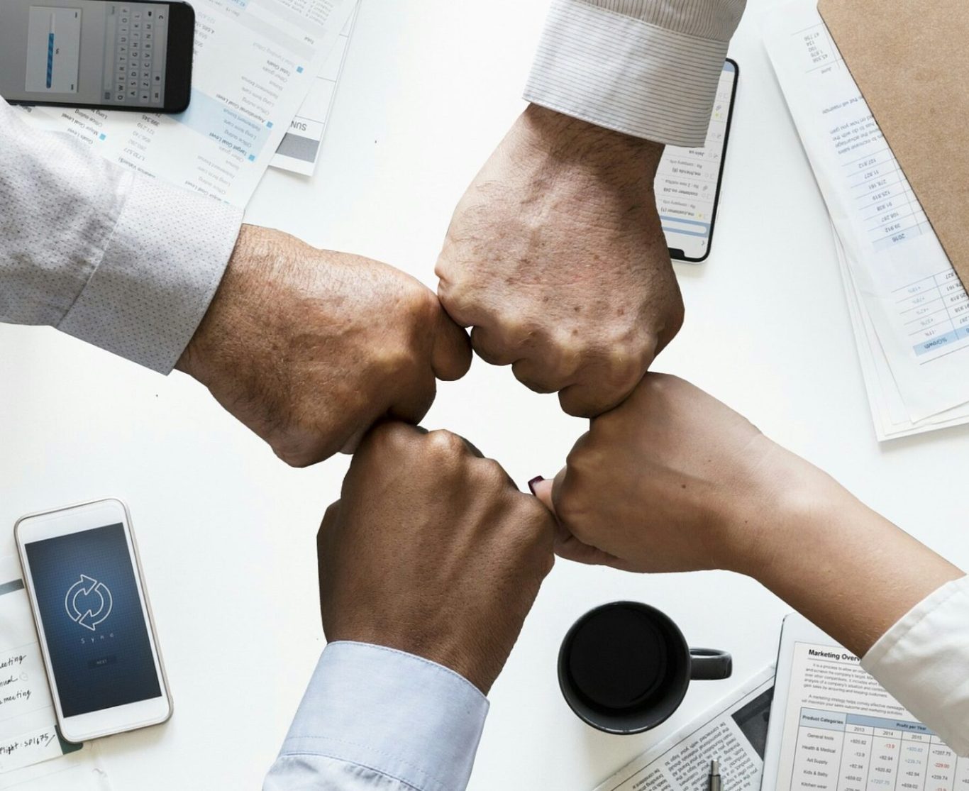 Personen beim Fist-Bump