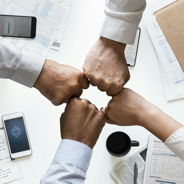 4 Hände beim Fist-Bump