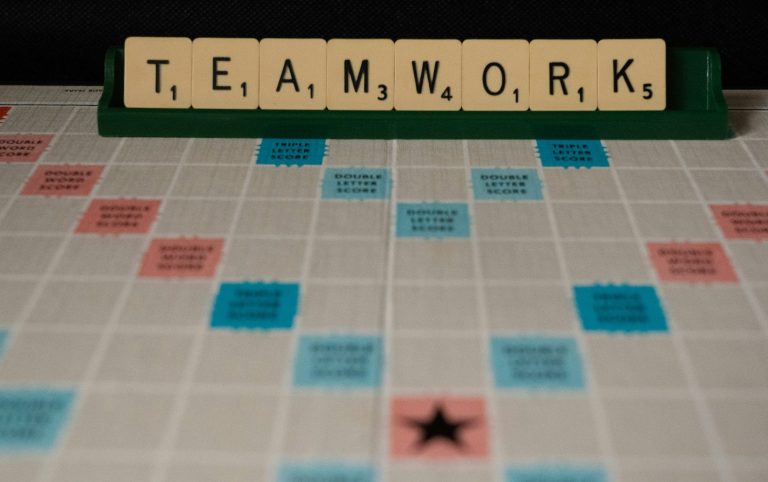 Scrabble-Tafel, auf der Teamwork steht