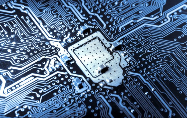 Teilbestückte Platine mit Wärmepad und vielen Leitungen