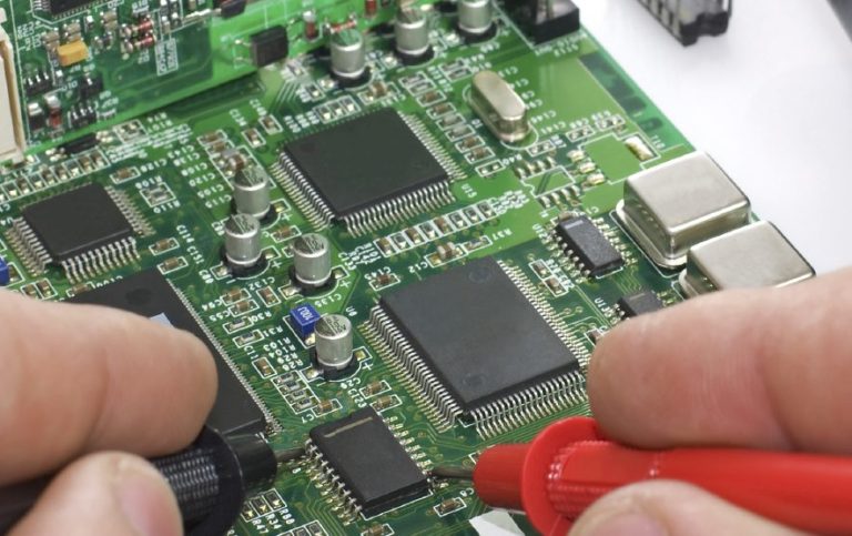 Spannungsmessung an einem IC auf einer Elektronikbaupruppe