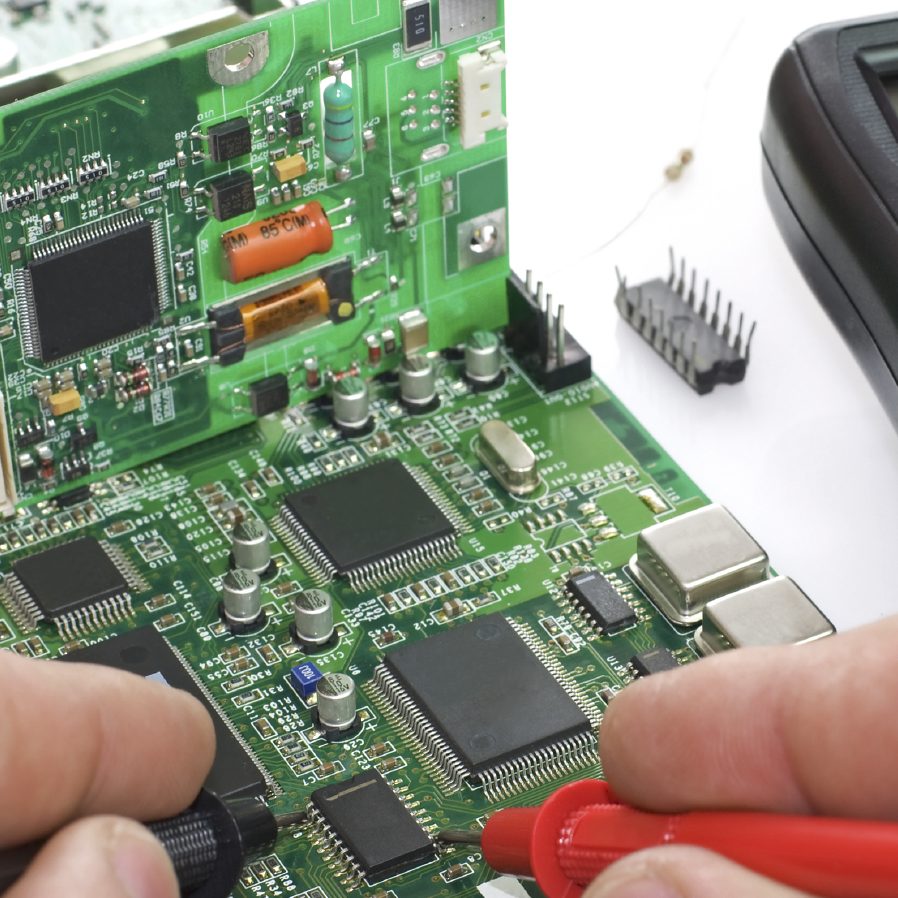Spannungsmessung an einem IC auf einer Elektronikbaupruppe
