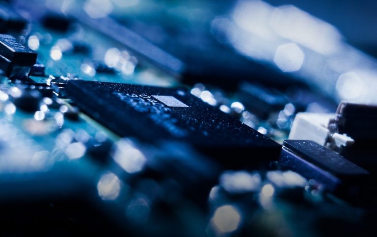 vergrößerte Abbildung eines ICs auf einer elektronischen Baugruppe